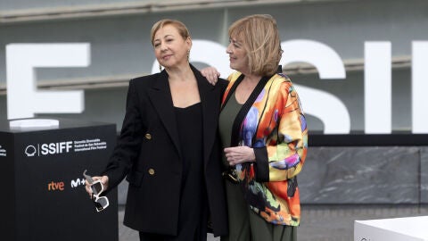 Las actrices Carmen Machi y Carmen Maura, en el photocall de 'Rainbow' durante el Festival de San Sebasti&aacute;n