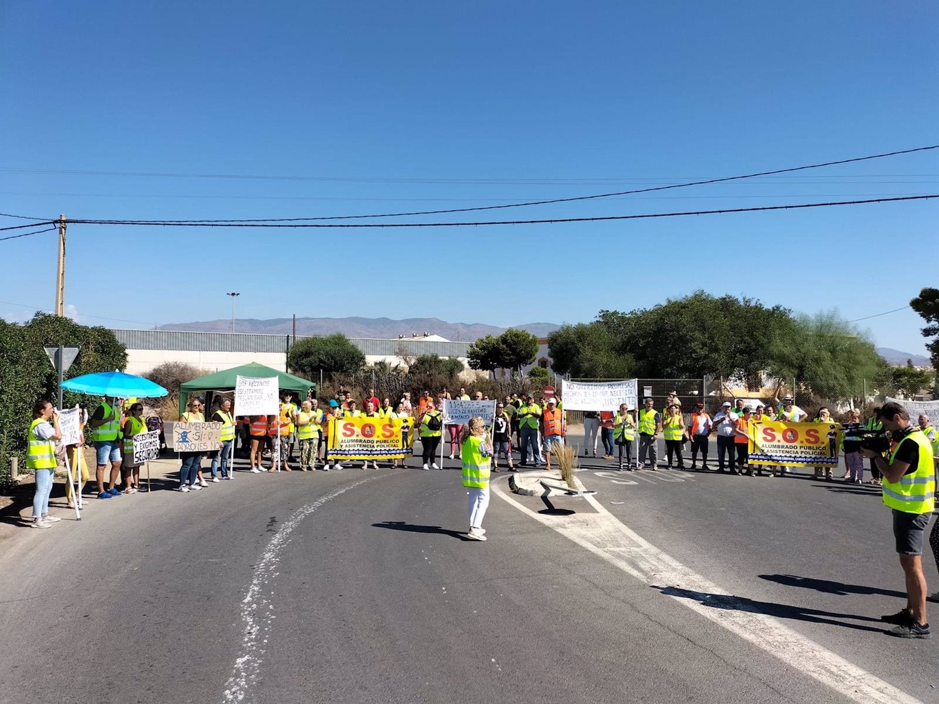 Los vecinos de La Cañada cortan la autovía para reclamar alumbrado y parar los robos Los vecinos de La Cañada cortan la autovía para reclamar alumbrado y parar los robos