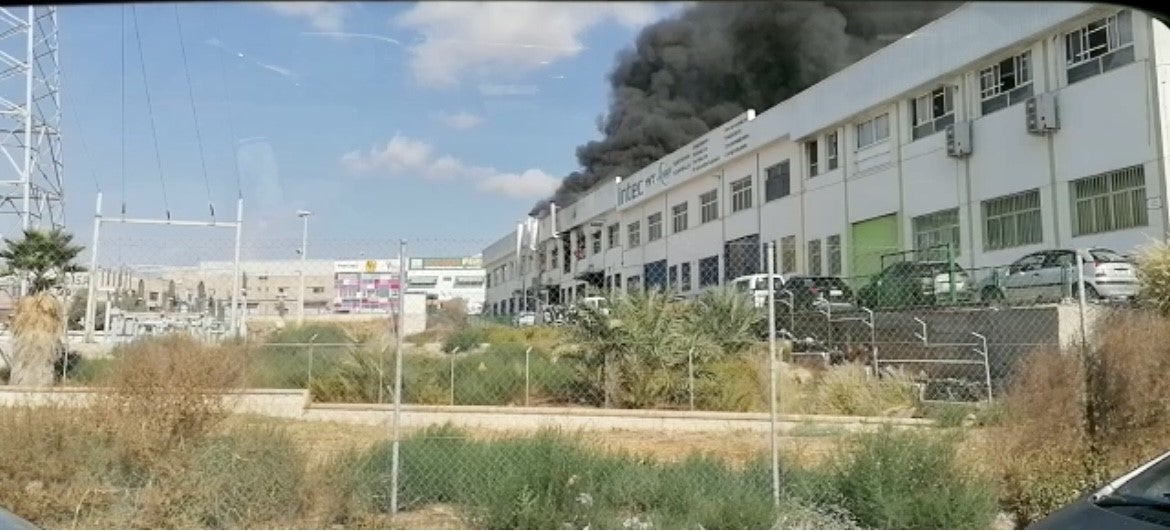 El incendio originado en una nave del polígono industrial de Carrús de Elche moviliza a 18 bomberos El incendio originado en una nave del polígono industrial de Carrús de Elche moviliza a 18 bomberos