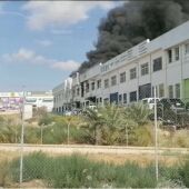 Incendio en el interior de una empresa en el polígono de Carrús de Elche