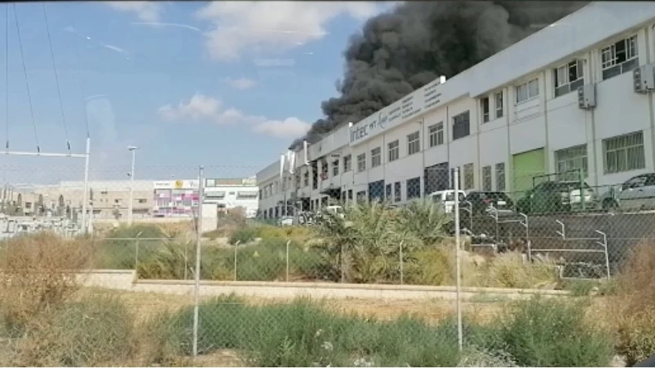 Incendio en el interior de una empresa en el polígono de Carrús de Elche Incendio en el interior de una empresa en el polígono de Carrús de Elche