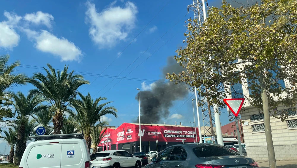 La columna de humo se ha hecho visible desde el acceso del Puente del Bimil.lenari