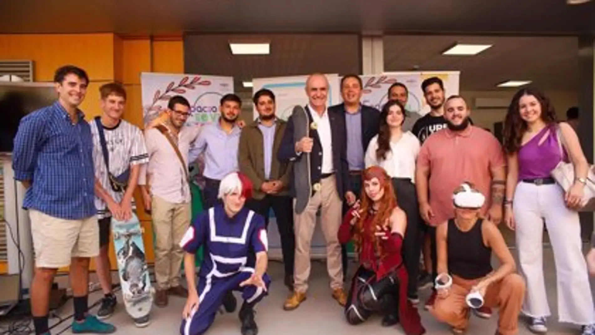 El alcalde de Sevilla, Antonio Muñoz, ha presentado el programa 'Sevilla Joven' en Pino Montano.
