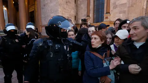 Policías rusos detienen a participantes de una protesta no autorizada contra la movilización parcial por el conflicto en Ucrania en San Petersburgo, Rusia, el 21 de septiembre.