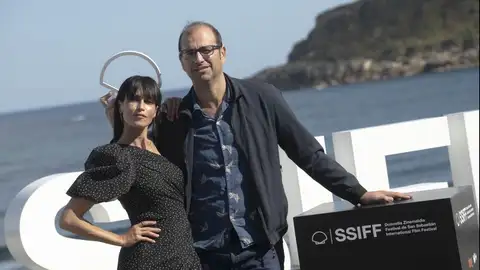 Nerea Barros y Paco Cabezas, protagonista y director de 'La novia gitana', en el photocall del Festival de San Sebastián Nerea Barros y Paco Cabezas, protagonista y director de 'La novia gitana', en el photocall del Festival de San Sebastián