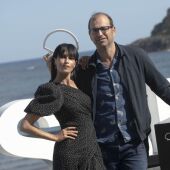 Nerea Barros y Paco Cabezas, protagonista y director de 'La novia gitana', en el photocall del Festival de San Sebastián