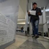 Refugiados de Ucrania votan en el referéndum de adhesión a Rusia en un colegio electoral en Sebastopol, en Crimea.