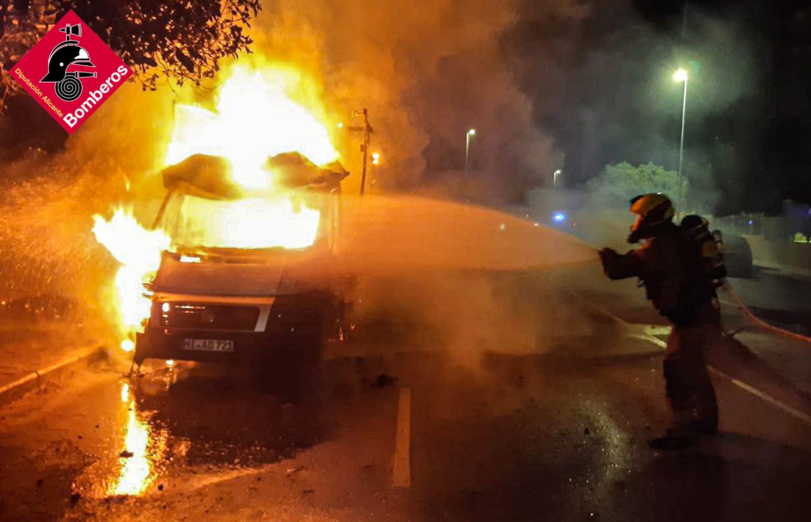 Arde un camión de enseres mientras estaba aparcado en la Cala de La Vila Joiosa Arde un camión de enseres mientras estaba aparcado en la Cala de La Vila Joiosa