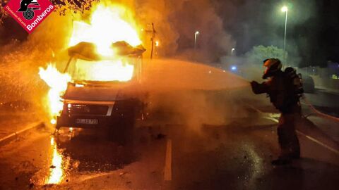 Arde un cami&oacute;n de enseres mientras estaba aparcado en la Cala de La Vila Joiosa