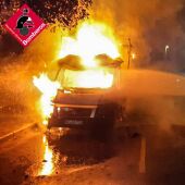 Arde un camión de enseres mientras estaba aparcado en la Cala de La Vila Joiosa