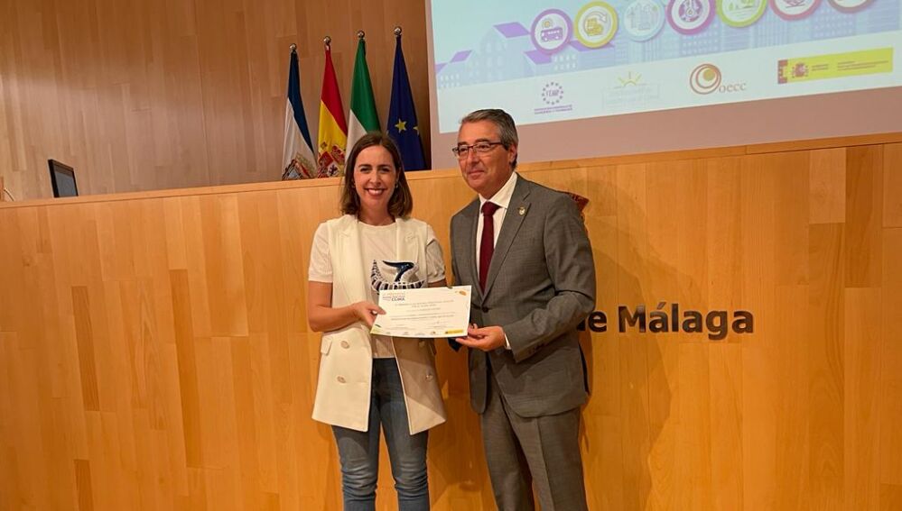 La concejala Esther Díez recogiendo el premio en Málaga. La concejala Esther Díez recogiendo el premio en Málaga.