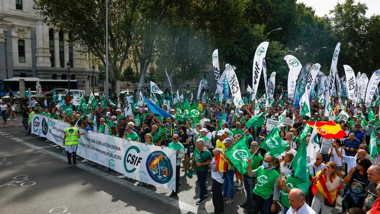 Miles de funcionarios salen a la calle para pedir una subida salarial