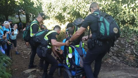 Agentes del GRS (Guardia Civil) ayudan a un peregrino con ELA