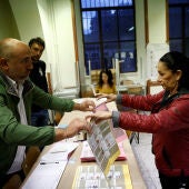 Ciudadanos italianos acuden a votar durante la jornada de elecciones del 25 de septiembre de 2022