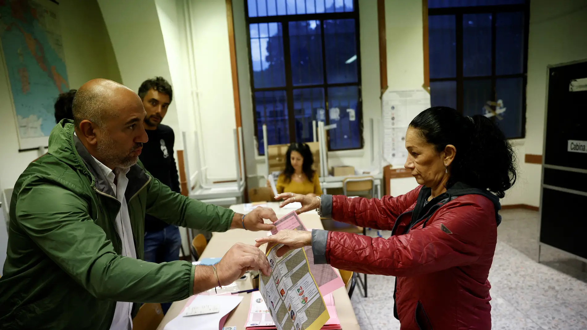 Ciudadanos italianos acuden a votar durante la jornada de elecciones del 25 de septiembre de 2022