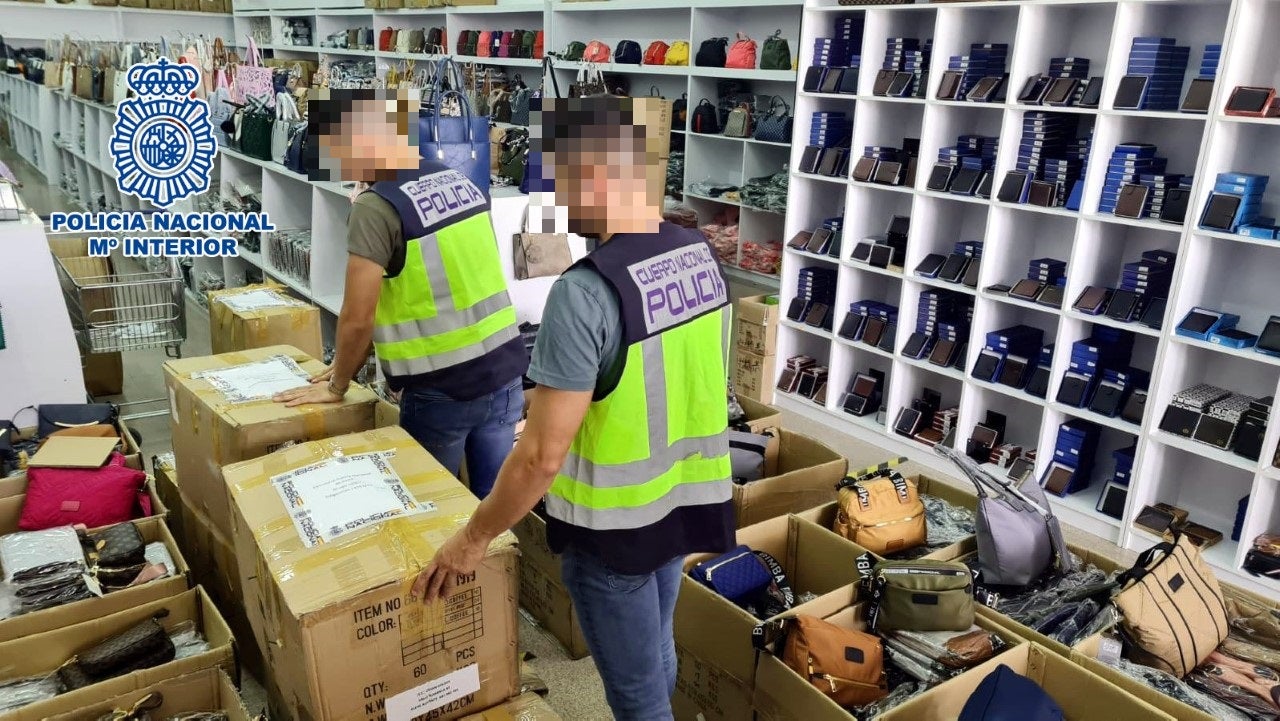 La Policía Nacional de Elche detiene a cuatro personas por vender bolsos de marca falsificados La Policía Nacional de Elche detiene a cuatro personas por vender bolsos de marca falsificados