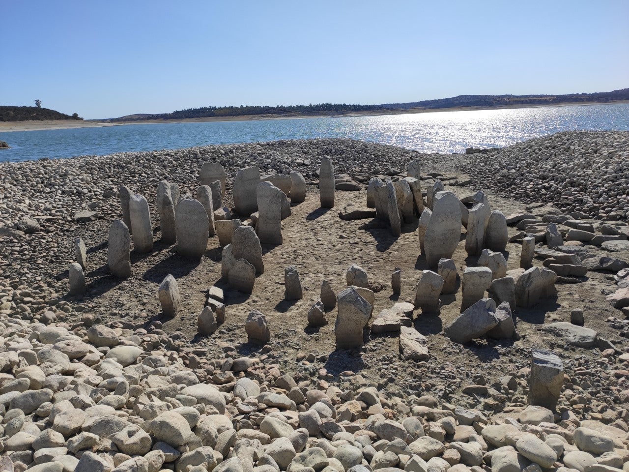 El Stonhenge español, un dolmen sumergido en el embalse de Guadalperal que la sequía ha dejado a la luz El Stonhenge español, un dolmen sumergido en el embalse de Guadalperal que la sequía ha dejado a la luz