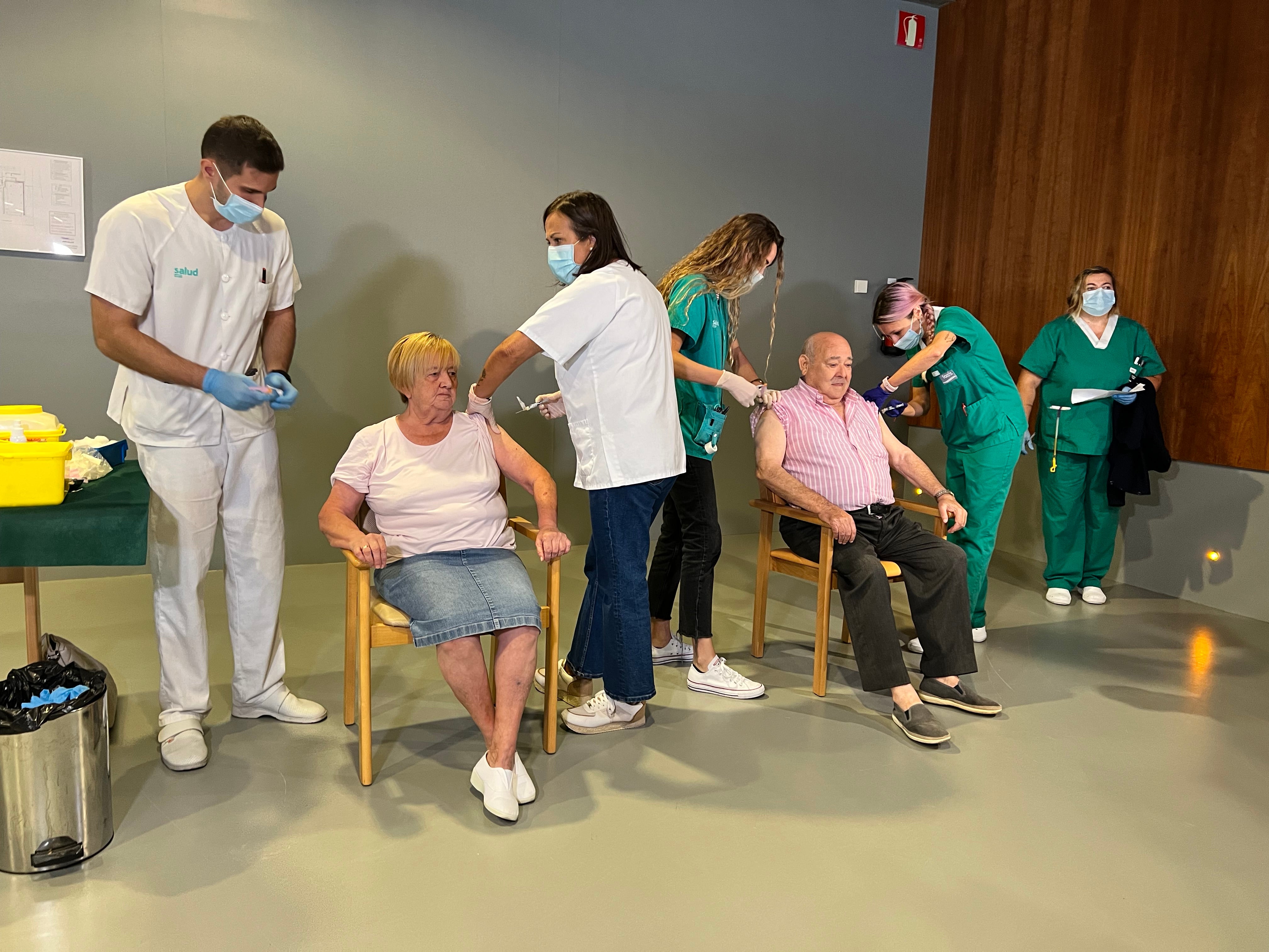 Los mayores comienzan a recibir las dosis contra el covid y gripe Los mayores comienzan a recibir las dosis contra el covid y gripe