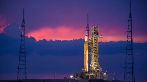 Fotograf&iacute;a del 30 de agosto cedida por la NASA donde se muestra el cohete del Sistema de Lanzamiento Espacial (SLS) con la nave espacial Orion, parte de Artemis I
