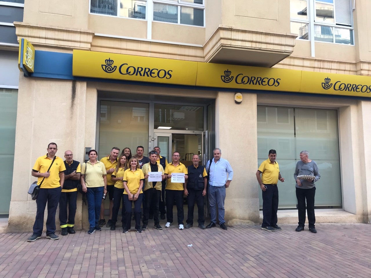 Los trabajadores de reparto de Correos de Elche se movilizan para exigir más personal Los trabajadores de reparto de Correos de Elche se movilizan para exigir más personal