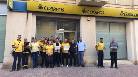 Trabajadores de la unidad de reparto de Correos de Elche.