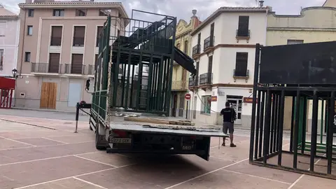 Almassora inicia el montaje de `cadafals´ para la semana taurina del Roser Almassora inicia el montaje de `cadafals´ para la semana taurina del Roser
