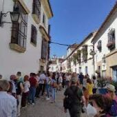 Turistas visitan los patios del Alcázar Viejo