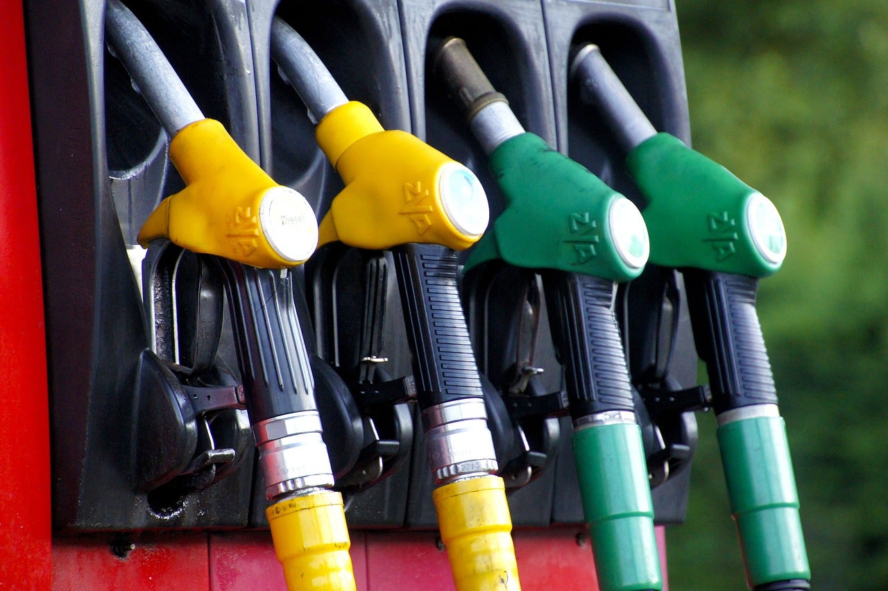 Cómo echar gasolina: la multa que te puede poner la DGT si lo haces de forma incorrecta Cómo echar gasolina: la multa que te puede poner la DGT si lo haces de forma incorrecta
