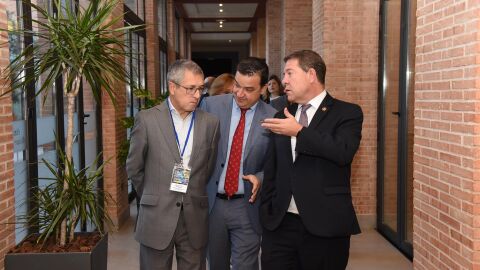 Hugo Morán, a la izquierda, junto a Martínez Arroyo y García-Page en Alcázar de San Juan