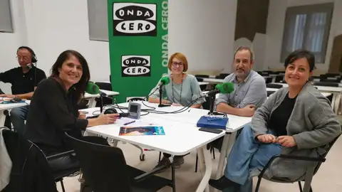 Carol Sáez de Albéniz, Carlos Remón, vicedirector y Livia di Pietro, profesora de italiano Carol Sáez de Albéniz, Carlos Remón, vicedirector y Livia di Pietro, profesora de italiano