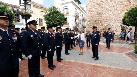 La alcaldesa de Marbella, &Aacute;ngeles Mu&ntilde;oz, pasando revista a los agentes de la Polic&iacute;a Local