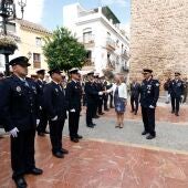 La alcaldesa de Marbella, Ángeles Muñoz, pasando revista a los agentes de la Policía Local