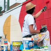 Pintando mural en el CEIP Castellar-Oliveral