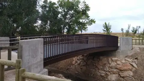 Pasarela sobre el arroyo Camarmilla en Alcalá de Henares La pasarela peatonal y ciclista sobre el arroyo Camarmilla permite la conexión entre los barrios alcalaínos de El Olivar e Iviasa