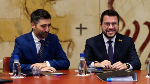 El presidente de la Generalitat, Pere Aragon&egrave;s (d) y el vicepresidente del Govern y conseller de Pol&iacute;ticas Digitales, Jordi Puigner&oacute;