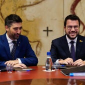 El presidente de la Generalitat, Pere Aragonès (d) y el vicepresidente del Govern y conseller de Políticas Digitales, Jordi Puigneró