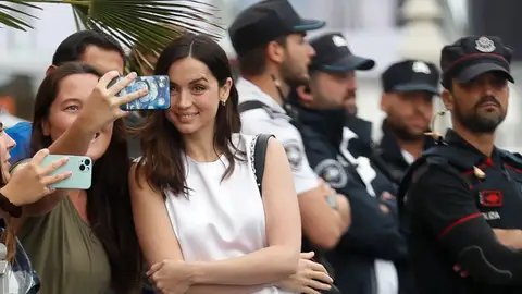 La actriz Ana de Armas se fotografía con fans a su llegada al Festival de San Sebastián La actriz Ana de Armas se fotografía con fans a su llegada al Festival de San Sebastián