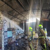 Incendio sin heridos en un descampado contiguo a un supermercado en Benidorm