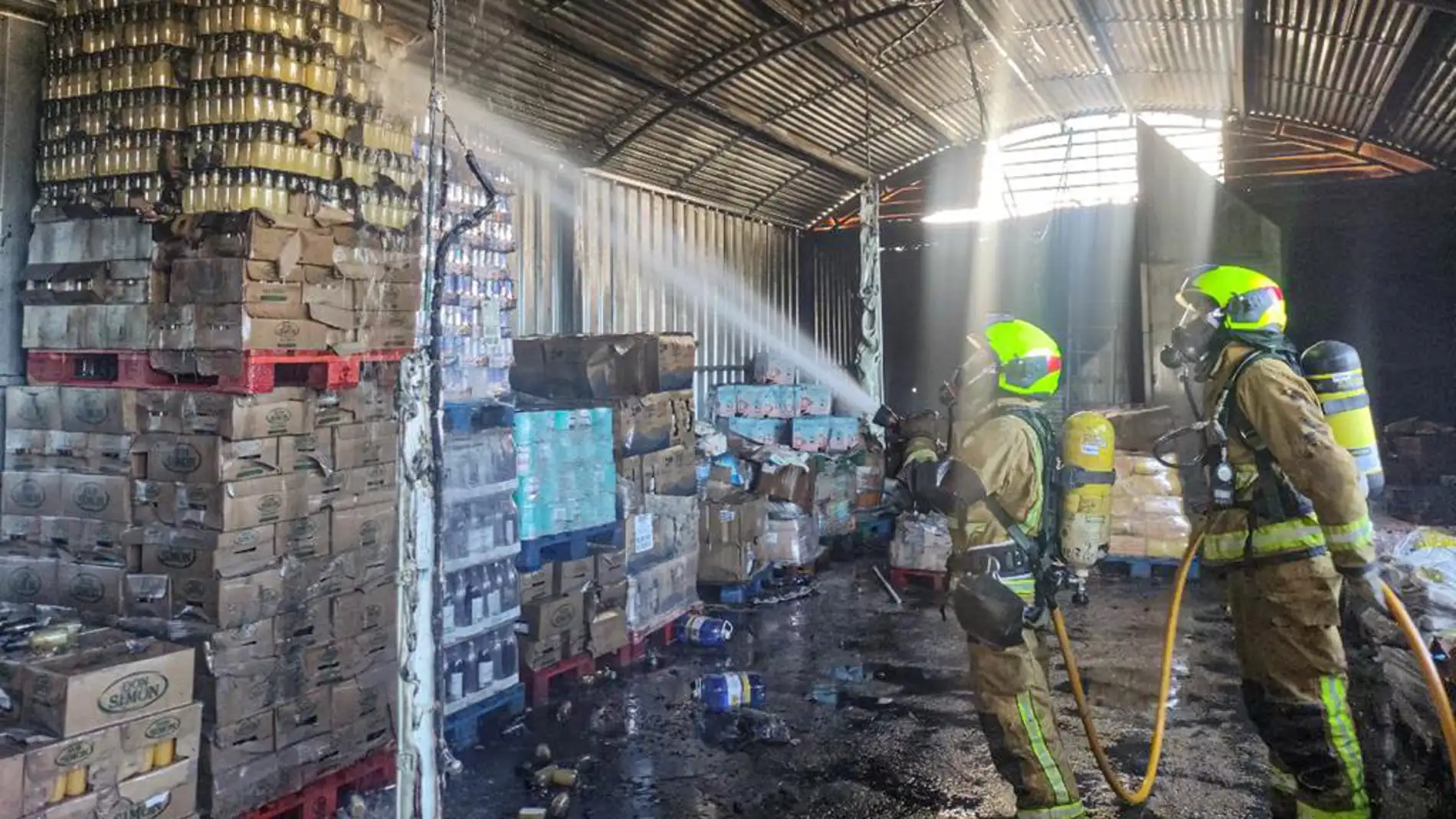 Incendio sin heridos en un descampado contiguo a un supermercado en Benidorm