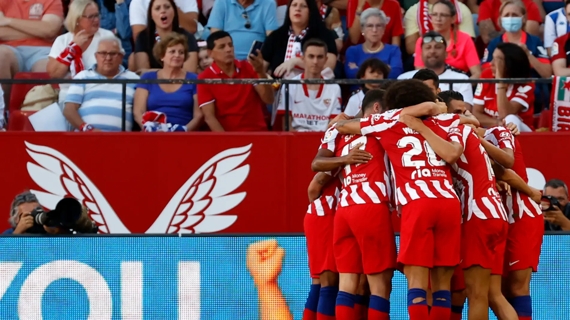 Los jugadores del Atlético de Madrid celebran el gol de Marcos Llorente