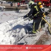 Efectivos de Bomberos de Mallorca realizando labores de extinción del fuego en el club náutico de la Colònia de Sant Pere