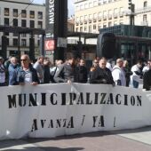 Los trabajadores del autobús urbano se concentraron el sábado ante las puertas del Ayuntamiento