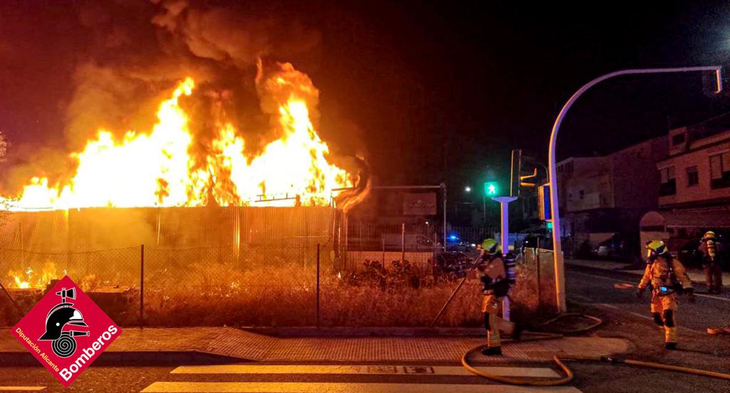Los Bomberos trabajan toda la noche en la extinción de un incendio en una nave de la Vila Joiosa Los Bomberos trabajan toda la noche en la extinción de un incendio en una nave de la Vila Joiosa
