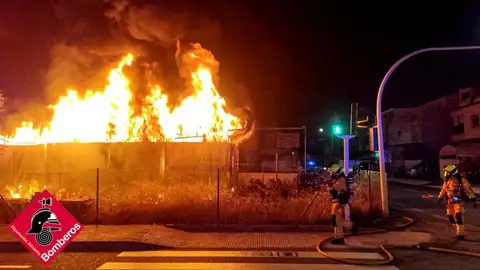 Incendio en una nave de la Vila Joiosa Incendio en una nave de la Vila Joiosa
