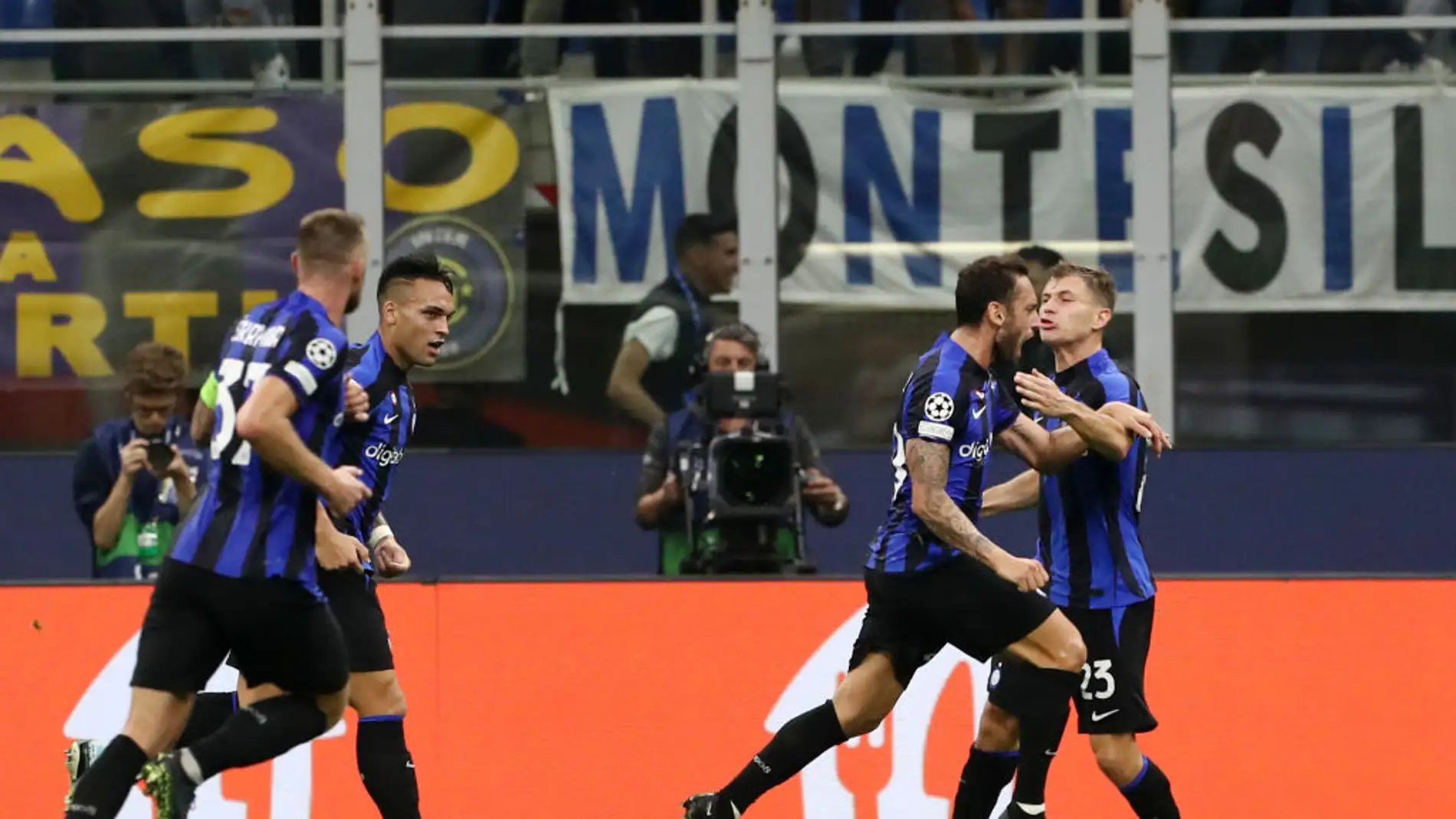 Los jugadores del Inter celebran el gol ante el FC Barcelona