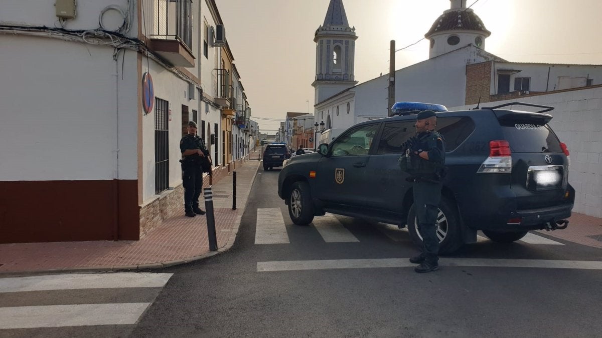 200 agentes de la Guardia Civil participan en una operación antidroga en Pilas, Aznalcázar y Aznalcóllar 200 agentes de la Guardia Civil participan en una operación antidroga en Pilas, Aznalcázar y Aznalcóllar