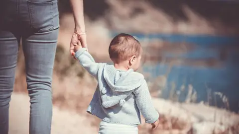 Una madre con un niño Nuevo permiso de paternidad: 8 semanas hasta que el niño cumpla 8 años