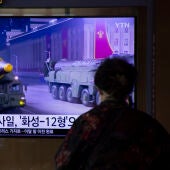 La noticia del lanzamiento del misil norcoreano en una pantalla en Seúl