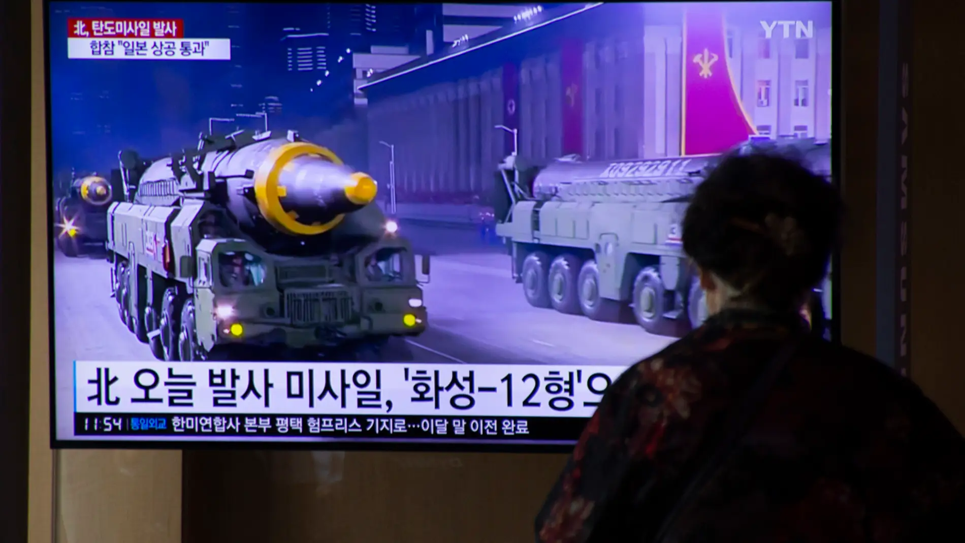 La noticia del lanzamiento del misil norcoreano en una pantalla en Seúl/ EFE/EPA/JEON HEON-KYUN