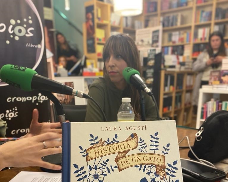 Laura Agustí: "Lo mejor del libro es que hay gente que se ha atrevido a adoptar un gato adulto después de leerlo" Laura Agustí: "Lo mejor del libro es que hay gente que se ha atrevido a adoptar un gato adulto después de leerlo"